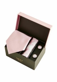 Krawatten-Set in einer schwarzen Box, das eine einfarbige pinke Satin-Krawatte, ein gemustertes pinkes Einstecktuch und silberne Manschettenknöpfe enthält.