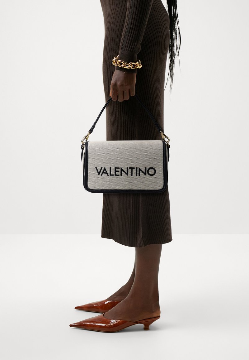 Valentino Bags CHELSEA Handtas nero/beige/beige Zalando.nl