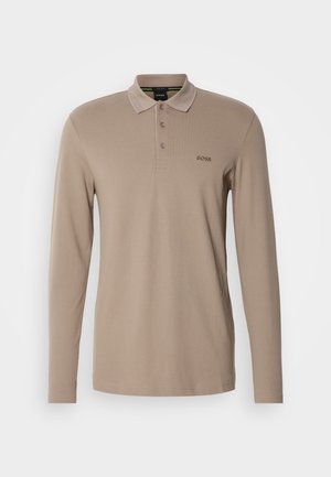 Polo majica dugih rukava u svijetloj bež boji, izrađena od glatkog pamuka. Ima klasični ovratnik, placket s tri gumba i izvezeni logotip.