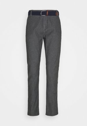 Grijze chino's van geweven stof, met een marineblauwe gewebde riem met een bruine leren accent en een zilveren metalen sluiting. Rechtingspantalon ontwerp.