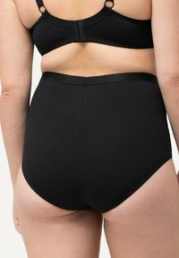 Mutande nere in cotone a vita alta con una morbida cintura elastica e bordi senza cuciture, che offrono una copertura completa e una vestibilità liscia.