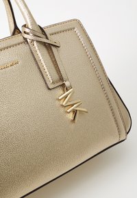 MICHAEL Michael Kors LAILA SATCHEL - Håndveske - pale gold