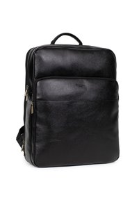 Zaino in pelle nera con finitura testurizzata, maniglia imbottita, tasca anteriore con zip e spallacci regolabili. Design rettangolare semplice.