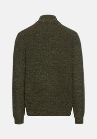 Strickpullover in dunkelgrün mit hohem Kragen und langen Ärmeln. Das Material hat ein strukturiertes, gesprenkeltes Muster.