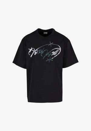 Čierne bavlnené tričko s krátkymi rukávmi; na prednej strane sú metalické strieborné grafické písmená a hviezdne akcenty. Klasický okrúhly výstrih.