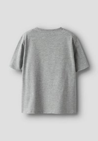 Szara koszulka z krótkim rękawem o luźnym kroju, wykonana z miękkiego, lekkiego materiału. Posiada klasyczny okrągły dekolt i wykończone brzegi. Bez widocznych wzorów.