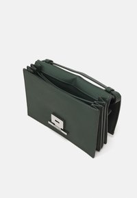 Calvin Klein LINEAR CROSSBODY - Pochette - palm green