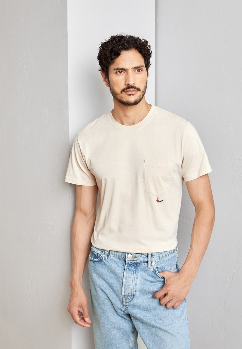 REVOLUTION REGULAR FIT POCKET WITH EMBROIDERY Basic Tshirt off