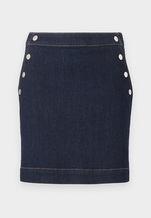 Σκούρο μπλε τζιν μίνι φούστα με έξι ασημένια κουμπιά πατιλέτας, τρία σε κάθε πλευρά, και ορατές ανοιχτό καφέ ραφές στη μέση και το τελείωμα.