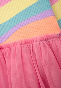 Bunt gestreifter Stoff in Pastellfarben von Rosa, Blau und Orange, mit einem rüschierten Saum aus rosa Tüll am Boden. Rippstruktur an der Oberseite.