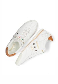 Baskets blanches en cuir avec une texture lisse, accents dorés, trois étoiles noires et un talon beige. Comprend une marque et un détail du drapeau italien.