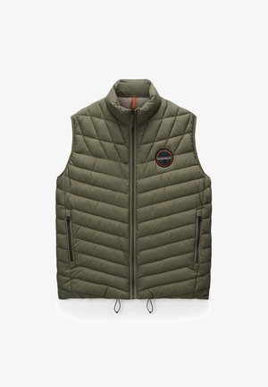 Olivgrön vadderad väst med hög krage, dragkedja fram, sidofickor och en cirkulär logotyp på bröstet. Har snörjusteringar i nederkant.