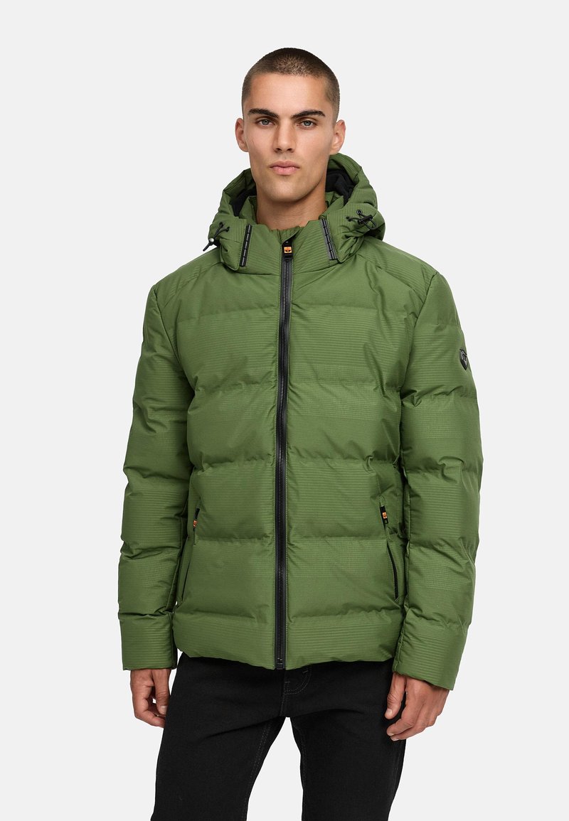 Zelená puffer bunda s textúrovaným povrchom, predným zipsom, nastaviteľnou kapucňou a bočnými vreckami. Obsahuje detail loga na rukáve.