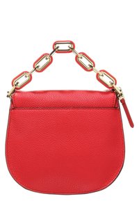 Röd läderhandväska med en rundad design, pebblat texter och handtag i guld kedja med rektangulära länkar. Dragkedjestängning högst upp.