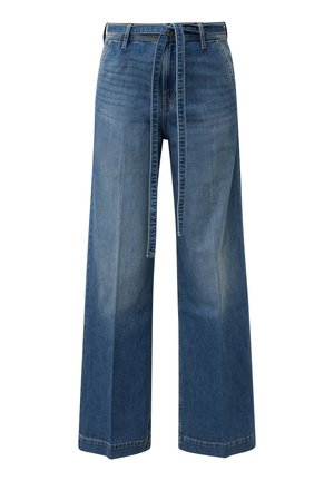 Weit geschnittene Jeanshose in mittlerer Blaunuance mit strukturierter Oberfläche und passendem Bindegürtel in der Taille. Sauberes, gerades Saumabschluss.