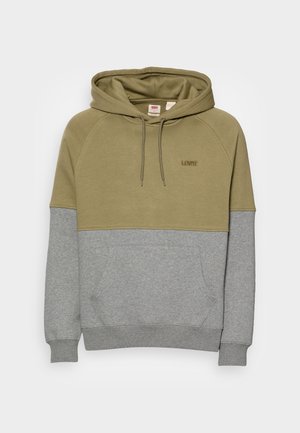 Dwukolorowa bluza z kapturem Levi's z oliwkowo-zieloną górną połową, szarą dolną połową, przednią kieszenią typu kangur oraz kapturem ze ściągaczem.