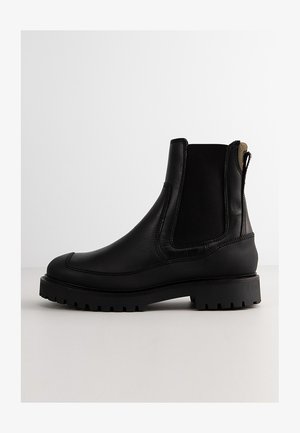 Schwarze Leder Chelsea-Stiefel mit elastischen Seitenteilen, abgerundeter Spitze und rutschfester Gummisohle. Mit einer Schlaufe für einfachen Einstieg.