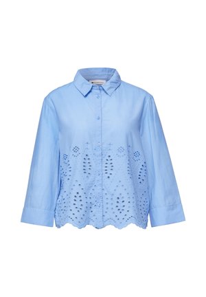 Hellblaue Bluse mit langen Ärmeln, Kragen, durchgehender Knopfleiste und augenlocher Spitzen-Blumenmuster auf der unteren Hälfte und geschwungenem Saum.
