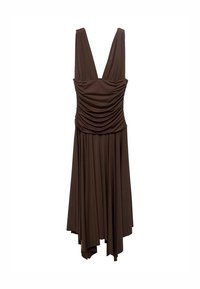Robe sans manches marron avec un buste froncé, décolleté en V profond et ourlet asymétrique. Fabriquée en tissu lisse et fluide.