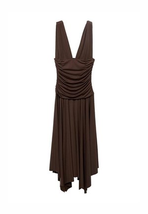 Abito marrone senza maniche con corpino arricciato, scollatura a V profonda e orlo asimmetrico. Realizzato in tessuto morbido e fluido.