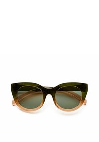 Gröna och persikofärgade cat-eye solglasögon med rundade linser, inramade av en glansig finish och djärva bågar; lätta med en mjuk textur.