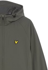 Giacca con cappuccio in tessuto grigio scuro opaco dalla superficie liscia. Presenta un logo di un uccello giallo sul petto sinistro e una chiusura con zip.