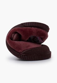 Pantofole bordeaux con una texture morbida e pelosa e una suola in gomma flessibile. Presentano una forma arrotondata e contrasti di un marrone scuro.