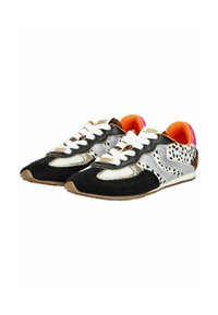 Paire de baskets basses avec des motifs noir, blanc, argent et animalier, lacets blancs, intérieur orange et semelles marron.