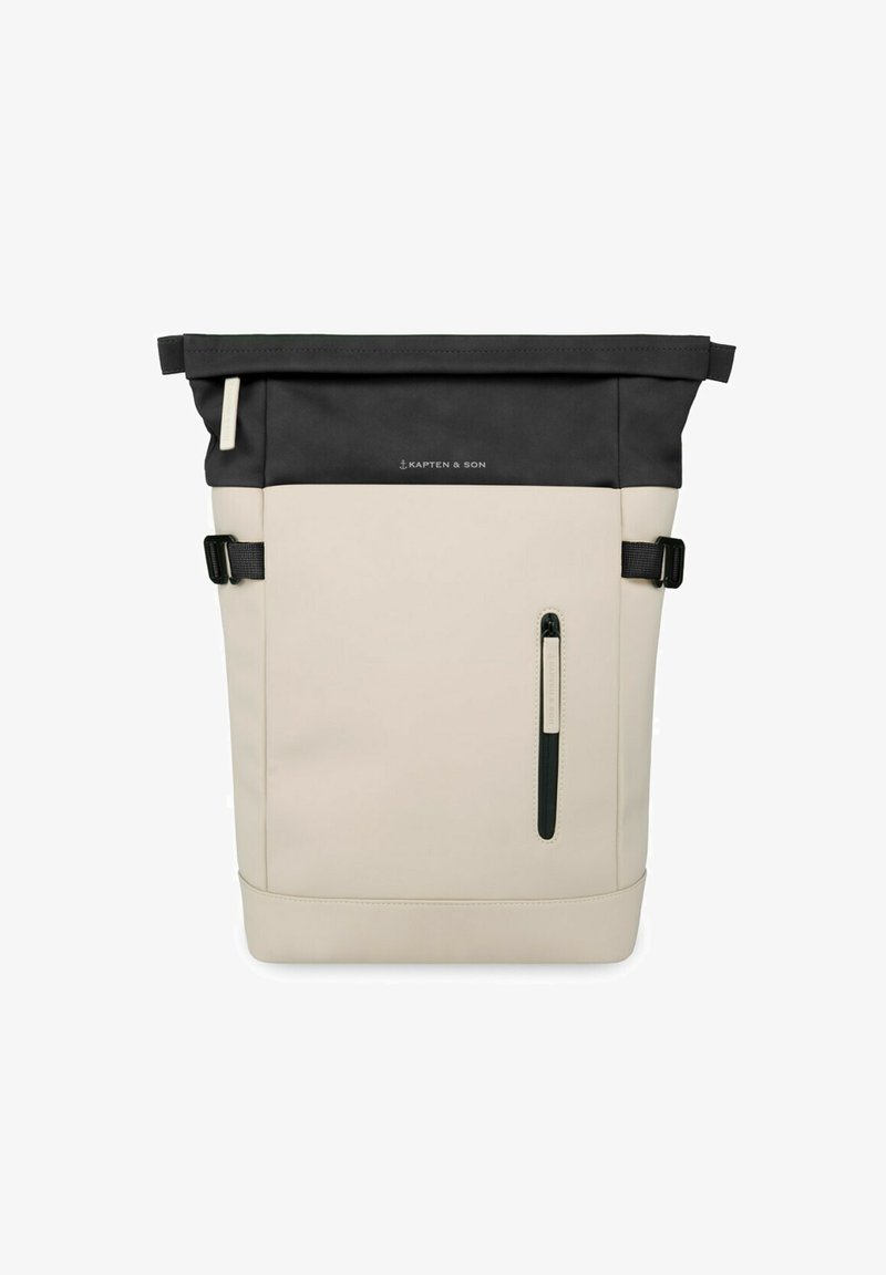 Plecak typu roll-top w kolorze czarnym i kremowym. Wykonany z trwałego materiału syntetycznego, płaska kieszeń z przodu z zamkiem błyskawicznym, regulowane paski po bokach, prosty design.