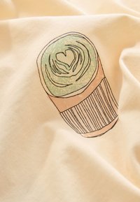 Stilizirane rolice sushija sa oblikom srca u sredini, tiskani na mekoj bež tkanini.