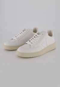 Hvide læder sneakers med en tekstureret tå, flade snørebånd og en cremet gummisål. Siden prydes af et V-logo. Glat, minimalistisk design.