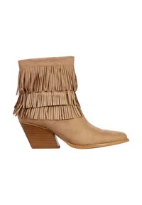 Botín con flecos en ante color beige claro, con punta afilada, tacón apilado y detalles de flecos en capas alrededor de la parte superior del tobillo.