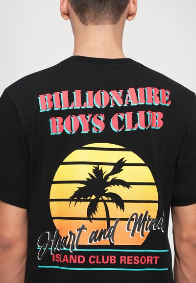 Melnas kokvilnas T-krekls ar krāšņiem attēliem: "Billionaire Boys Club" treknrakstā, palmu koka siluets un saulrieta dizains.