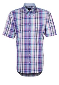 Camisa de manga corta con botones en un patrón de cuadros en púrpura, azul y blanco; cuenta con un bolsillo en el pecho izquierdo y un dobladillo curvado.