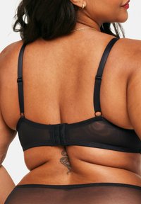 Czarny siatkowy stanik z regulowanymi ramiączkami, zapięciem na haftki z tyłu oraz subtelnymi detalami w postaci szwów. Gładka tekstura i minimalistyczny design.