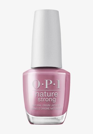Bouteille de vernis à ongles Nature Strong d'OPI rose avec un bouchon blanc et une étiquette indiquant une composition d'origine naturelle.