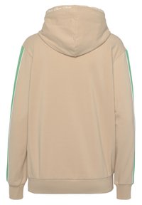 Felpa beige con cappuccio di media altezza, strisce laterali verdi e polsini a coste. Il retro presenta un logo lungo il collo. Tessuto morbido.