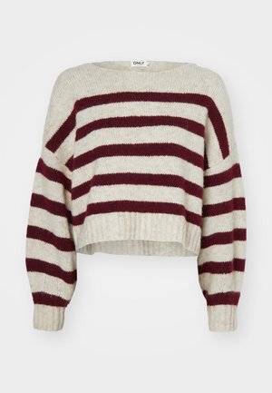 Cremefarvet og bordeauxstribet cropped sweater med bred halsudskæring, nedfaldne skuldre og ribbede manchetter. Lavet af et blødt strikmateriale.