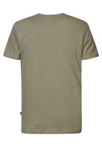 Camiseta de manga corta verde oliva, fabricada con tejido suave, que presenta un cuello redondo clásico y un corte recto con una textura sutil.