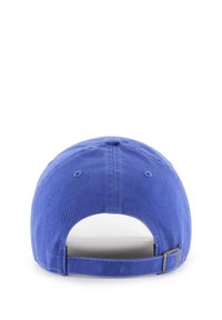 Blaue verstellbare Baseballmütze von hinten betrachtet, die den Stoffriemen mit Metallschnalle und Belüftungslöchern vor einem weißen Hintergrund zeigt.