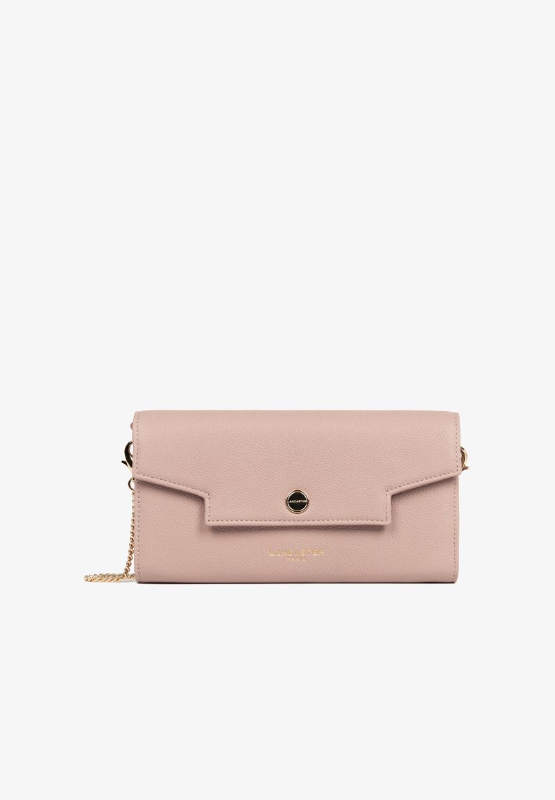 Pochette rectangulaire en cuir rose clair avec fermeture à rabat, bandoulière chaîne dorée et petit emblème rond doré sur le devant.