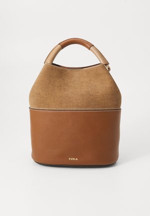 Sac à main en cuir et daim marron avec un haut arrondi, logo doré à l'avant et une poignée lisse. Présente un design bicolore.