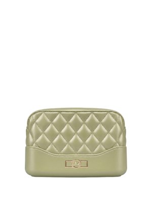 Kleine olijfgroene doorgestikte cosmetictas met een gladde gebogen bodem en een gouden rond logo aan de voorkant in het midden.