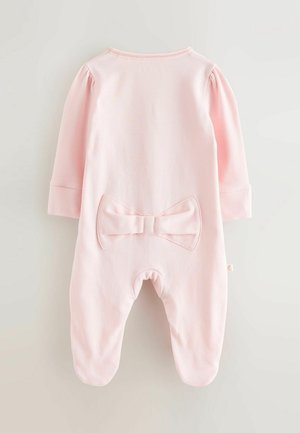 Rosa baby heldragt med lange ærmer, blødt stof og en sløjfe detalje på ryggen. Den har lukkede fødder og en rund halsudskæring.