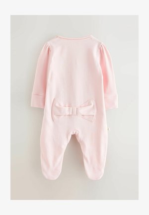 Rosa baby heldragt med lange ærmer, blødt stof og en sløjfe detalje på ryggen. Den har lukkede fødder og en rund halsudskæring.