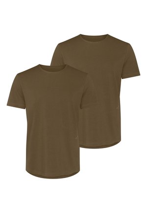 Dwie gładkie, oliwkowozielone koszulki z krótkim rękawem i okrągłym dekoltem, ułożone jedna lekko za drugą.