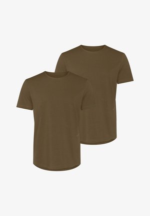 Deux t-shirts unis vert olive à manches courtes avec col rond, superposés avec l'un légèrement en arrière de l'autre.