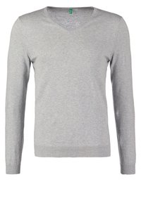 Lichtgrijze gebreide trui met lange mouwen en V-hals, met ribbels aan de mouwen en de zoom, weergegeven op een effen witte achtergrond.