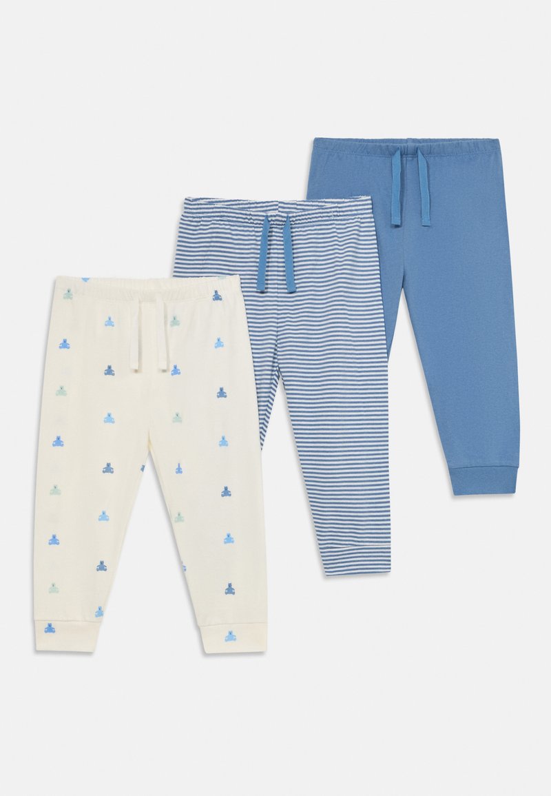 Trois paires de pantalons pour enfants : crème avec des motifs de tracteurs bleus, rayures bleues et blanches, uni bleu. Tous présentent des ceintures élastiques et des poignets.