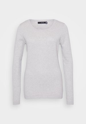 Svijetlosivi dugi rukav sv sweater od teksturiranog pletenog materijala, s okruglim izrezom i rebrastim manžetama. Jednostavan, neukrašen dizajn.